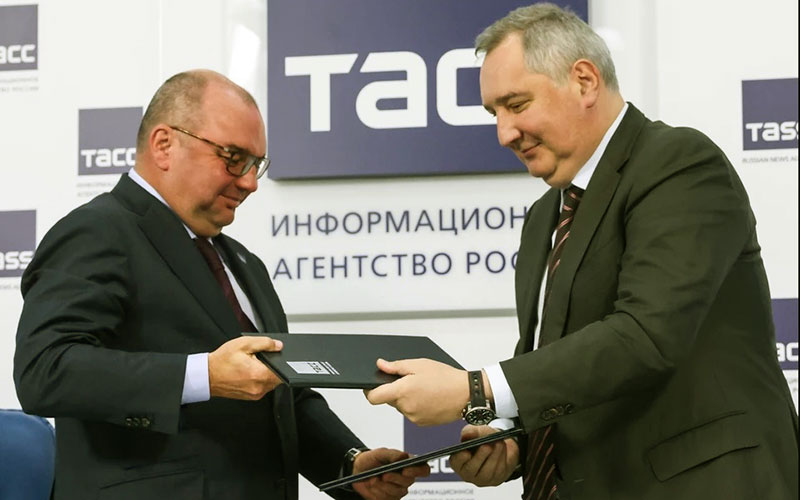 Đại diện TASS và Roscosmos ký bản ghi nhớ hợp tác. (Ảnh: TASS)