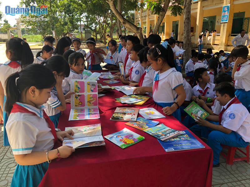 Tuyên truyền, vận động học sinh đọc sách không chỉ giúp các em bồi bổ kiến thức, mà càng nhân lên tình yêu quê hương, đất nước và truyền thống văn hóa của dân tộc Việt Nam. Ảnh: TL
