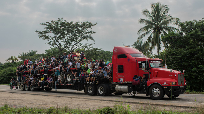 Khoảng 600 người di cư được tìm thấy trên 2 chiếc xe đầu kéo ở bang Veracruz. Hình minh họa. Ảnh: Oops Top