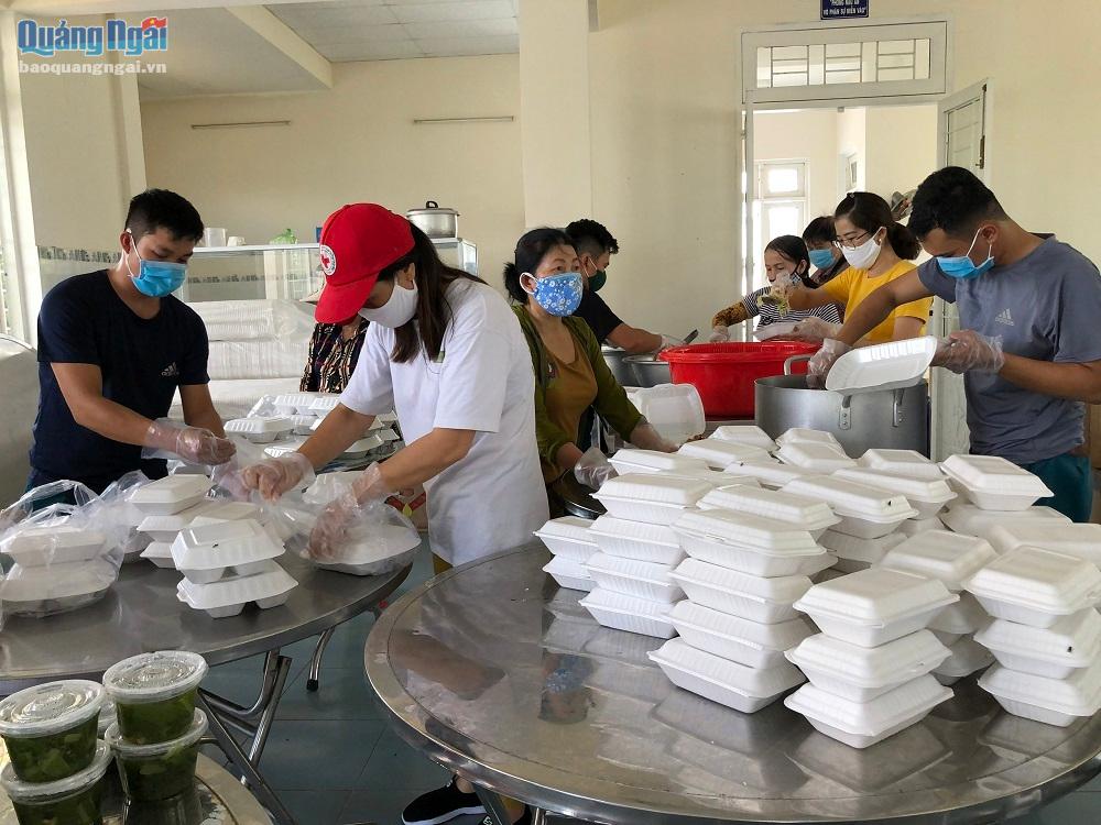 Các tình nguyện viên Hội Chữ thập đỏ TP.Quảng Ngãi tham gia nấu cơm tại Khu cách ly tập trung KTX Trường Đại học Phạm Văn Đồng