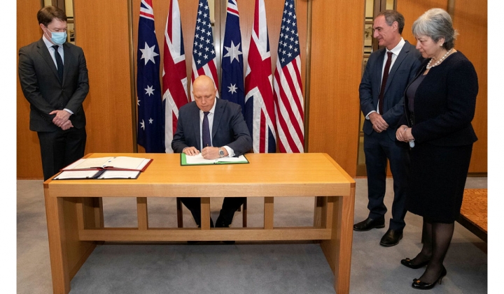 Bộ trưởng Quốc phòng Australia Peter Dutton ký Thỏa thuận thuận trước sự chứng kiến của Đại biện Mỹ Mike Goldmand và Cao ủy Anh Vicki Treadell. (Nguồn: Bộ Quốc phòng Australia)