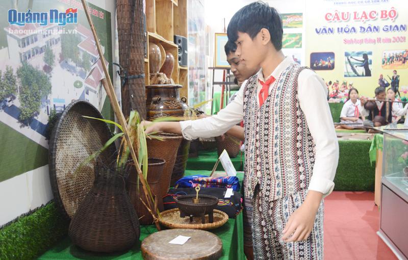 Học sinh Trường Phổ thông Dân tộc nội trú THCS Sơn Tây tìm hiểu các vật dụng truyền thống của dân tộc Ca Dong.  Ảnh:  KIM NGÂN