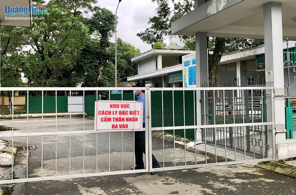 Khoa Bệnh Nhiệt đới được lắp hàng rào bảo vệ nghiêm ngặt nên không có khả năng lây nhiễm sang quá khoa, phòng còn lại của Bệnh viện Đa khoa tỉnh