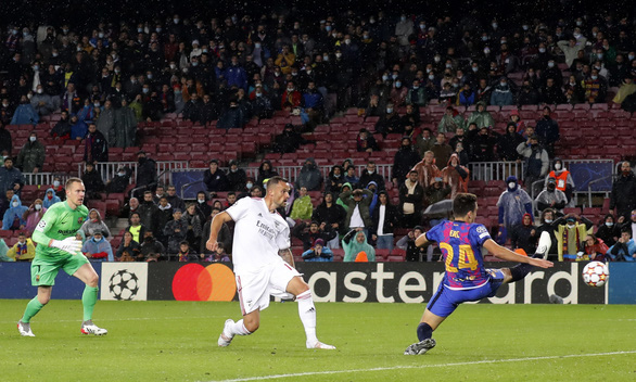 Barca thoát thua khi Seferovic dứt điểm ra ngoài ở phút bù giờ - Ảnh: REUTERS
