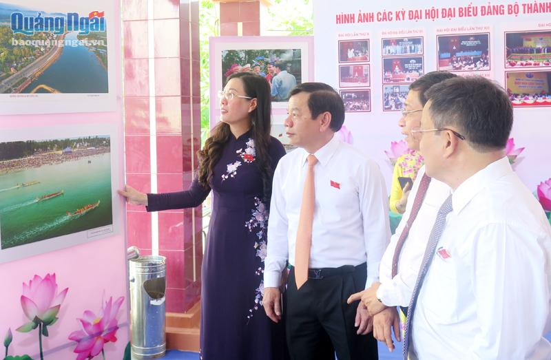 Các đồng chí lãnh đạo Tỉnh ủy, UBND tỉnh dự triển lãm ảnh chào mừng Đại hội đại biểu Đảng bộ TP.Quảng Ngãi, nhiệm kỳ 2020 - 2025.