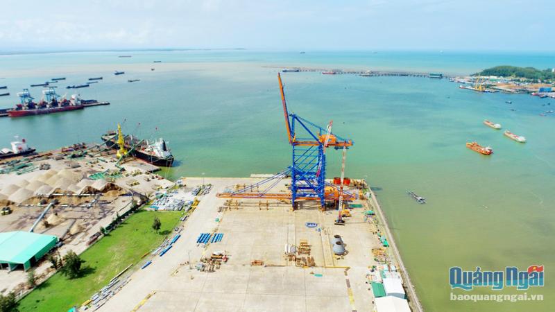 Quảng Ngãi cần dựa vào thế mạnh cảng nước sâu Dung Quất để thu hút đầu tư. Trong ảnh: Cảng chuyên dụng của Doosan Vina.              Ảnh: PV