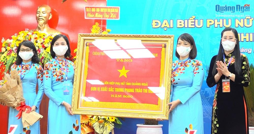 Bí thư Tỉnh ủy, Chủ tịch HĐND tỉnh Bùi Thị Quỳnh Vân trao Cờ thi đua của Chính phủ cho Hội LHPN tỉnh.