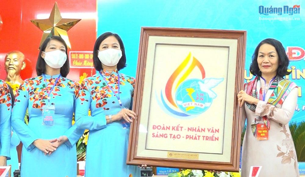 Phó Chủ tịch Trung ương Hội LHPN Việt Nam Bùi Thị Hoà trao bức tranh với dòng chữ “Đoàn kết- nhân văn- sáng tạo- phát triển” cho đại hội.