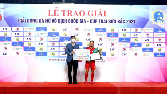 Huỳnh Như nhận danh hiệu cầu thủ xuất sắc nhất giải và phần thưởng 10 triệu đồng - Ảnh: MINH ĐỨC