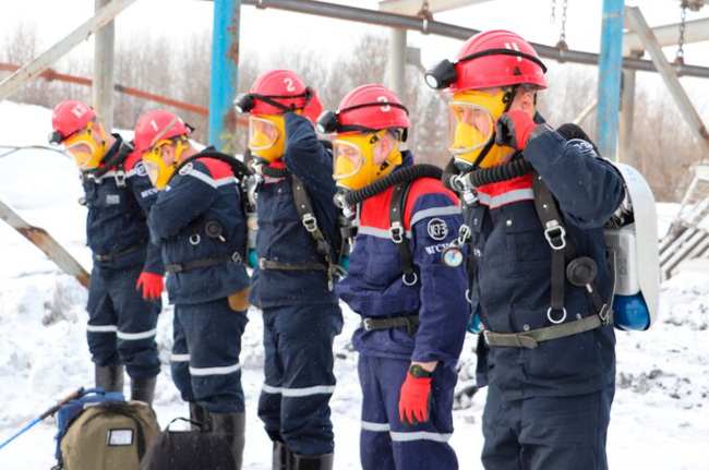Lực lượng cứu hộ đưa công nhân bị thiệt mạng ra khỏi khu vực mỏ than. Ảnh: Dailymail.