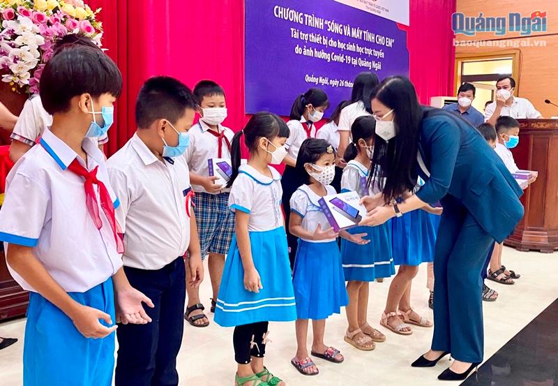 Ủy viên Trung ương Đảng, Bí thư Tỉnh ủy, Chủ tịch HĐND tỉnh Bùi Thị Quỳnh Vân trao tặng máy tính bảng cho các em học sinh.