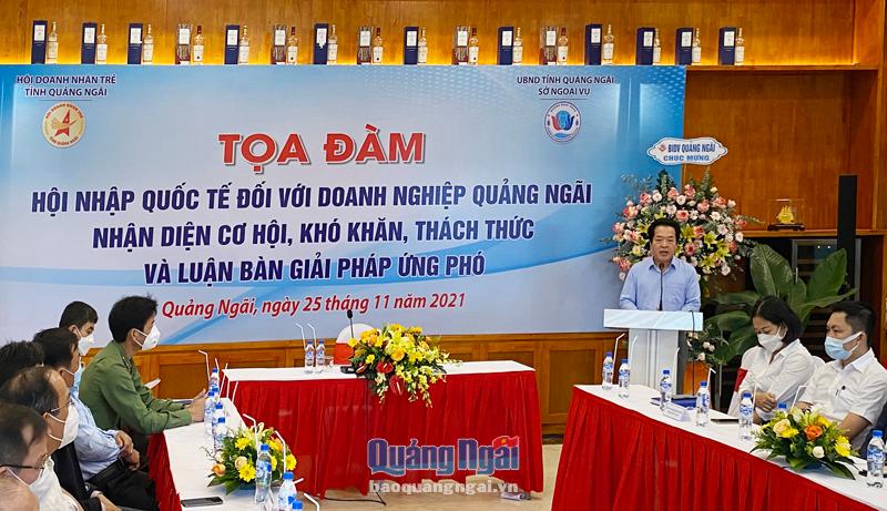 Phó Chủ tịch UBND tỉnh Võ Phiên phát biểu tại buổi tọa đàm.