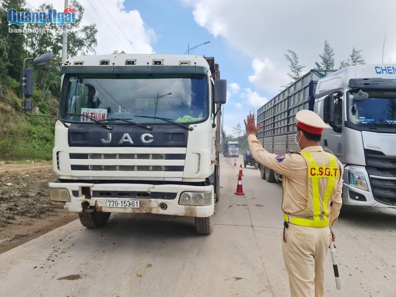 Lực lượng Cảnh sát giao thông (Công an tỉnh) kiểm tra các phương tiện hoạt động trên địa bàn KKT Dung Quất. 