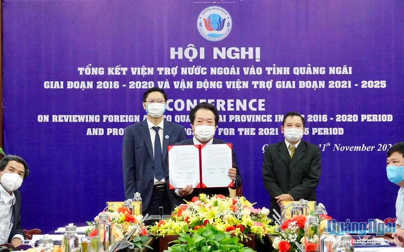 UBND tỉnh đã ký kết bản thỏa thuận viện trợ với Tổ chức Tầm nhìn Thế giới tại Việt Nam về khung hợp tác bổ sung vốn viện trợ Chương trình vùng huyện Minh Long giai đoạn 2017 - 2022.