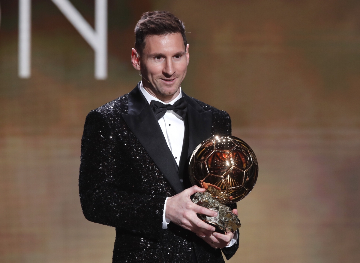 Messi giành Quả bóng Vàng 2021 (Ảnh: Reuters).