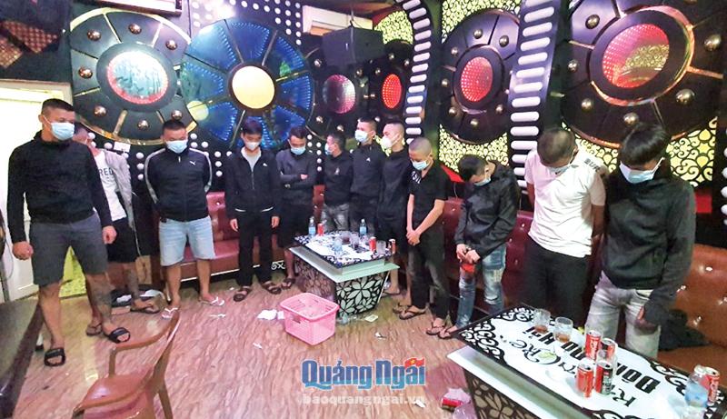 Các đối tượng bị bắt khi tổ chức sử dụng ma túy tại cơ sở karaoke - massage Đông Đô Hải, phường Nghĩa Chánh (TP.Quảng Ngãi).             Ảnh: PV