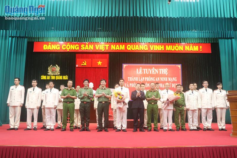Chủ tịch UBND tỉnh Đặng Văn Minh và lãnh đạo Công an tỉnh tặng hoa chúc mừng cán bộ, chiến sĩ Phòng An ninh mạng và phóng, chống tội phạm công nghệ cao.