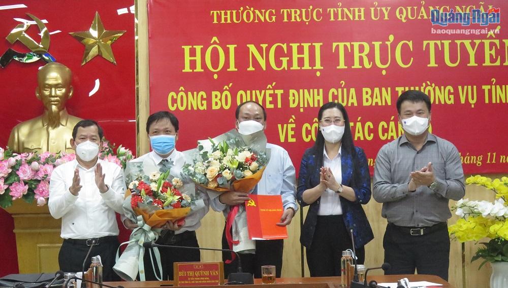 Các đồng chí trong Thường trực Tỉnh ủy trao Quyết định và tặng hoa chúc mừng đồng chí Nguyễn Minh Trí và Nguyễn Quốc Việt.