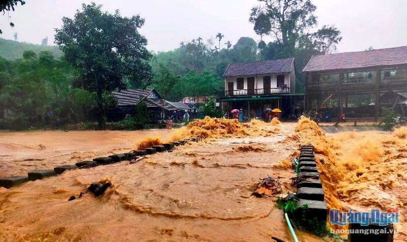 Giúp nhân dân phòng chống, khắc phục hậu quả mưa lũ
