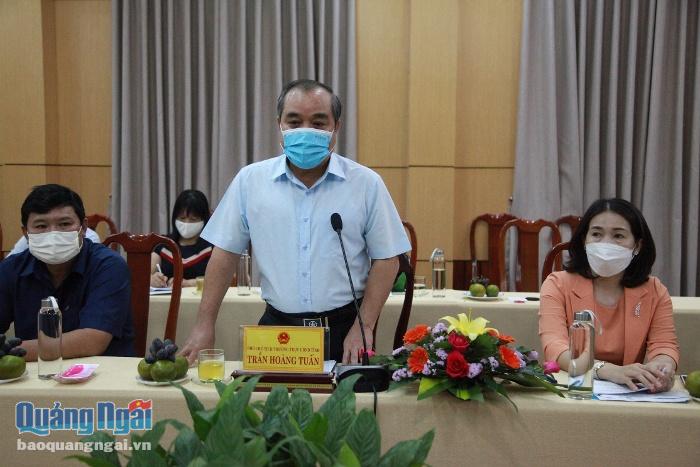 Phó Chủ tịch Thường trực UBND tỉnh Trần Hoàng Tuấn cho ý kiến tại cuộc họp