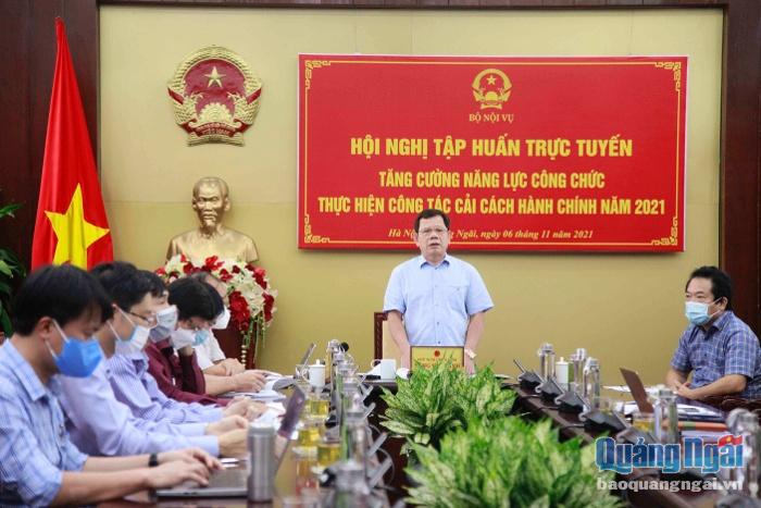Chủ tịch UBND tỉnh Đặng Văn Minh phát biểu tại hội nghị. 