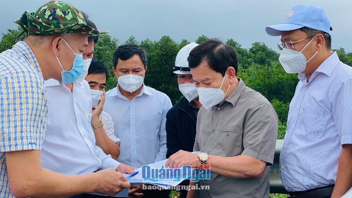 Chủ tịch UBND tỉnh Đặng Văn Minh đi kiểm tra thực tế một số dự án trên địa bàn Khu Kinh tế Dung Quất