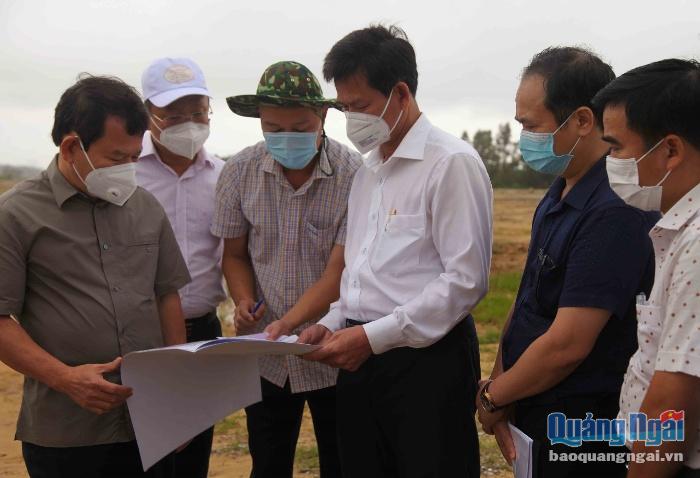 Chủ tịch UBND tỉnh Đặng Văn Minh đi kiểm tra thực tế.