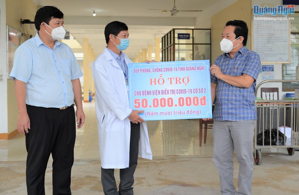 Trao bảng tượng trưng số tiền 50 triệu đồng hỗ trợ cho Bệnh viện Điều trị bệnh nhân Covid-19 tỉnh (cơ sở 2)