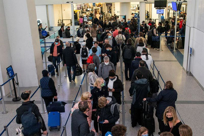 Các hành khách xếp hàng chờ làm thủ tục tại sân bay quốc tế Newark Liberty ở New Jersey, Mỹ. Ảnh: Reuters