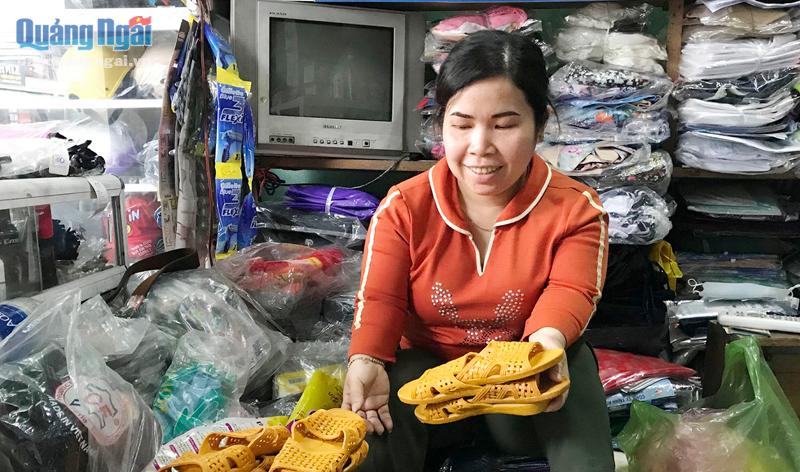 Chị Đinh Thị Thuỳ Dung, ở thôn Năng Tây 1, xã Nghĩa Phương (Tư Nghĩa), bị khuyết tật vận động đã mở tiệm tạp hóa để tạo thu nhập cho gia đình.