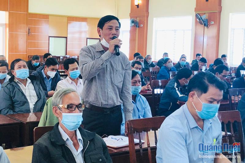 Nông dân huyện Bình Sơn nêu kiến nghị tại buổi đối thoại.