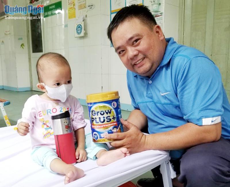  Anh Phạm Văn Dũng trao hỗ trợ cho hai mẹ con đang nhiễm Covid-19.             ẢNH: PV