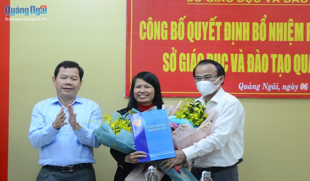 Chủ tịch UBND tỉnh Đặng Văn Minh trao Quyết định bổ nhiệm, Giám đốc Sở GD&ĐT tặng hoa chúc mừng bà Vũ Thị Liên Hương.