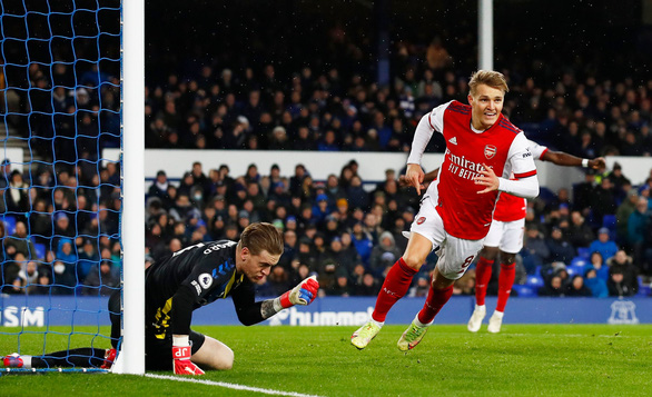 Martin Odegaard ăn mừng bàn thắng mở tỉ số cho Arsenal phút 45+2 - Ảnh: REUTERS