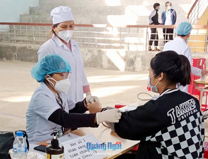Học sinh huyện Ba Tơ được khám sàng lọc trước khi tiêm vắc xin phòng Covid-19.  