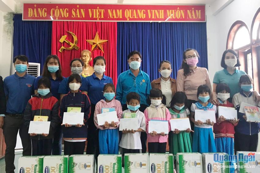 Tặng quà cho trẻ em có hoàn cảnh khó khăn, vượt khó học giỏi ở huyện Trà Bồng.