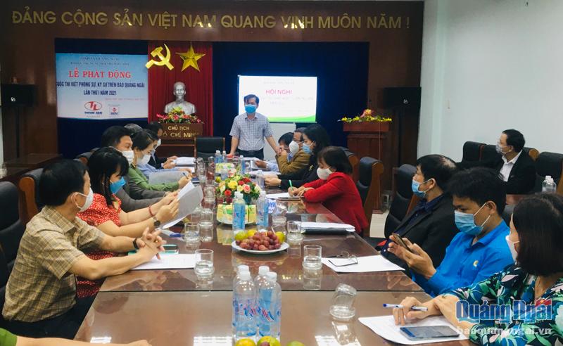 Phó Tổng biên tập phụ trách Báo Quảng Ngãi Nguyễn Phú Đức thông tin tình hình thực hiện chuyên mục năm 2021.