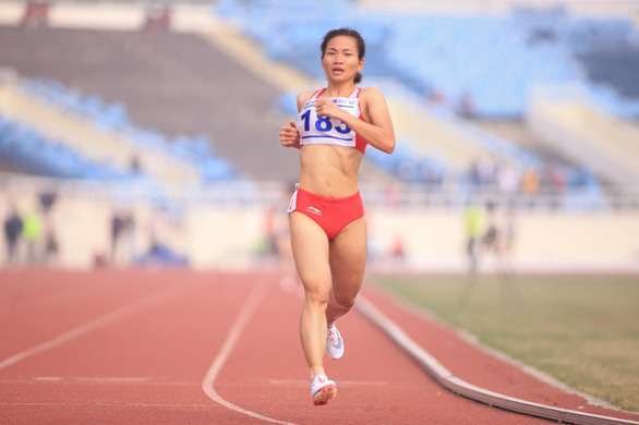 Nguyễn Thị Oanh đã gây cơn địa chấn khi phá kỷ lục 5.000m tại Giải điền kinh vô địch quốc gia 2021 - ẢNH: MINH ĐỨC