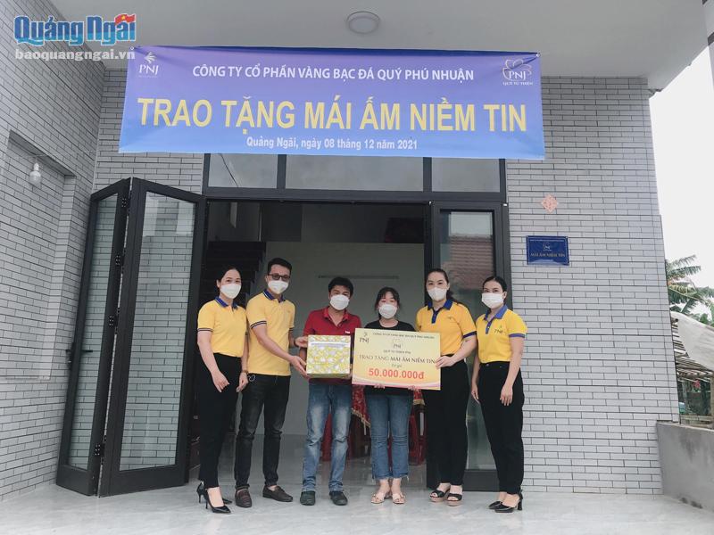 Đại diện PNJ đã trao nhà mái ấm cho anh Nguyễn Văn Huệ