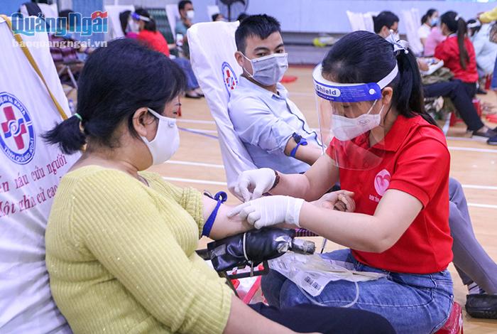 Tiếp nhận hơn 400 đơn vị máu hiến tình nguyện
