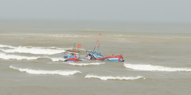 Cần cứu hộ tàu cá có 15 ngư dân đang bị nạn