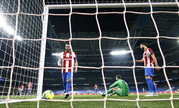 Sự thất vọng của đương kim vô địch Atletico Madrid sau thất bại 0-2 trước Real Madrid - Ảnh: Reuters