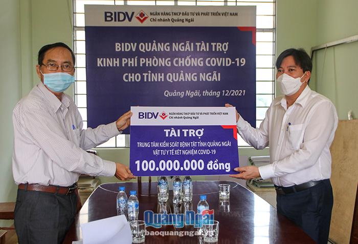BIDV Quảng Ngãi hỗ trợ kinh phí phòng chống dịch Covid-19  cho Trung tâm Kiểm soát Bệnh tật tỉnh 