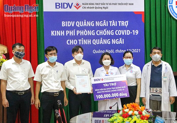 BIDV Quảng Ngãi hỗ trợ kinh phí phòng chống dịch Covid-19 cho Bệnh viện Đa khoa tỉnh