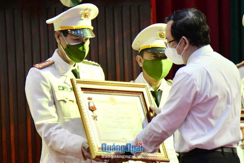 Đại diện Công an tỉnh đón nhận Huân chương Chiến công hạng Ba.  Ảnh: Ly Ly