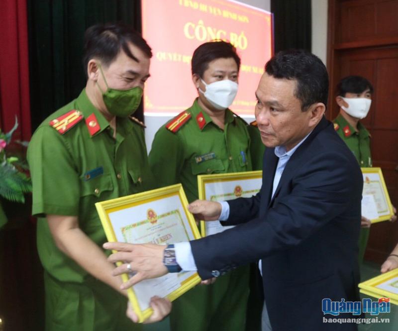 Chủ tịch UBND huyện Bình Sơn Võ Văn Đồng trao khen thưởng cho các cán bộ, chiến sĩ công an.