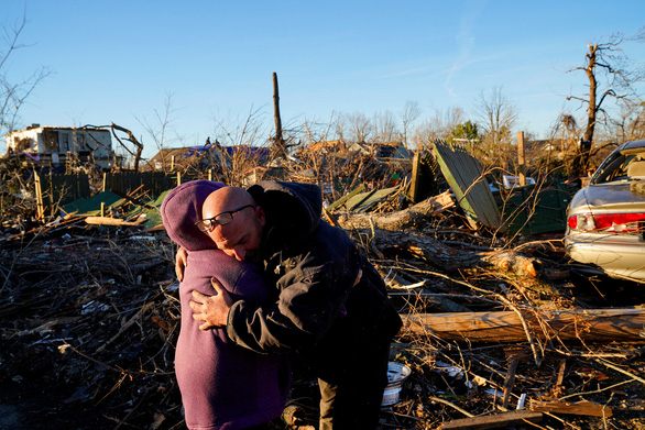 Hai người hàng xóm ôm nhau động viên sau trận lốc xoáy kinh hoàng tại thành phố Mayfield, bang Kentucky, Mỹ - Ảnh: REUTERS