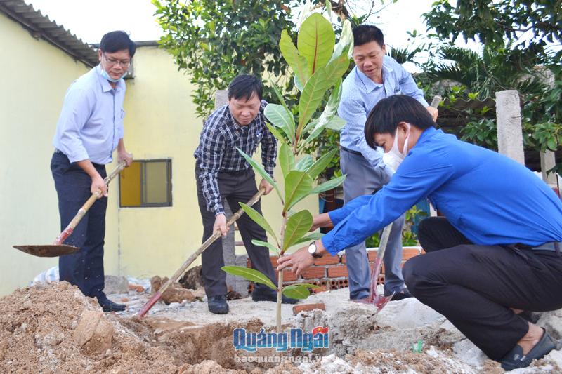 Lãnh đạo huyện Lý Sơn trồng cây xanh hưởng ứng Chương trình trồng 1 tỷ cây xanh vì một Việt Nam xanh. 