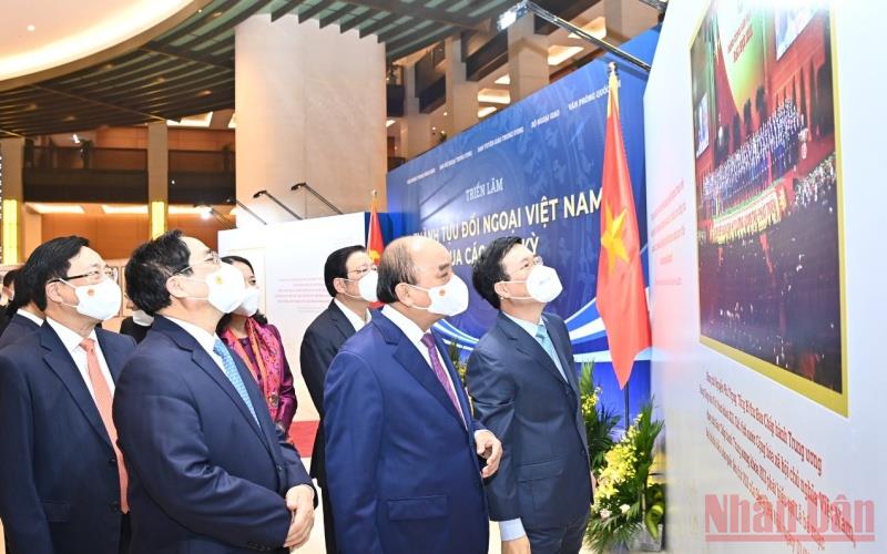 Các đồng chí lãnh đạo Đảng, Nhà nước và các đại biểu tham quan triển lãm với chủ đề “Thành tựu đối ngoại Việt Nam qua các thời kỳ”. 