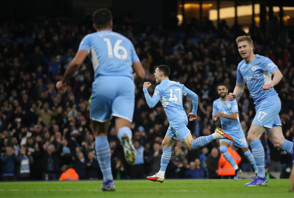 Phil Foden (giữa) ăn mừng bàn mở tỉ số cho Man City - Ảnh: REUTERS